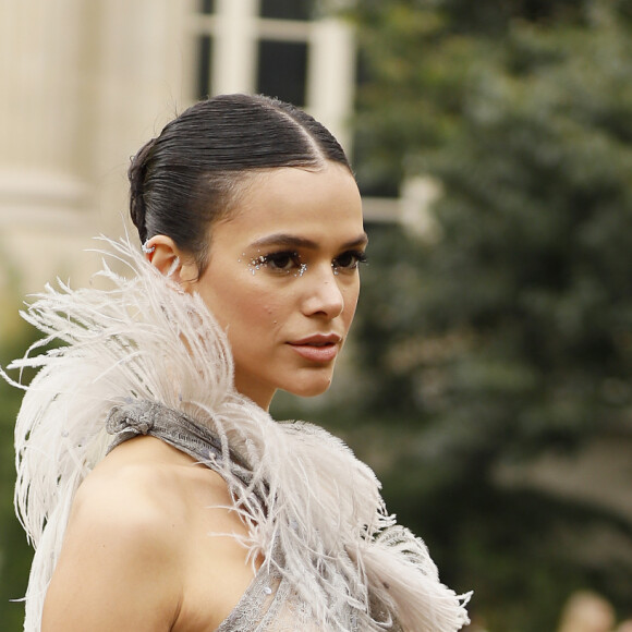 Bruna Marquezine lamenta críticas ao corpo