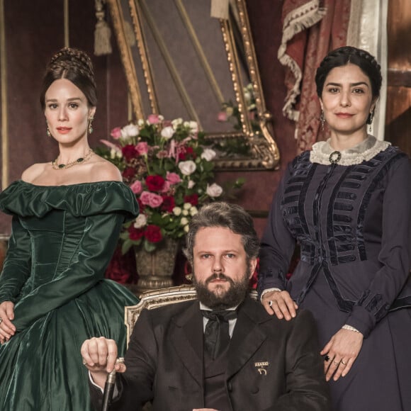 Na novela 'Nos Tempos do Imperador', Dom Pedro II (Selton Mello), casado com Teresa Cristina (Letícia Sabatella), se apaixona por Luísa (Mariana Ximenes), educadora das suas filhas, Leopoldina (Melissa Nóbrega/Bruna Griphao) e Isabel (Any Maia/Giulia Gayoso)