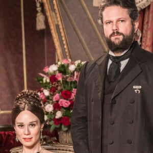 Na novela 'Nos Tempos do Imperador', Dom Pedro II (Selton Mello) se apaixona por Luísa (Mariana Ximenes), a preceptora de suas filhas, Leopoldina (Melissa Nóbrega/Bruna Griphao) e Isabel (Any Maia/Giulia Gayoso)