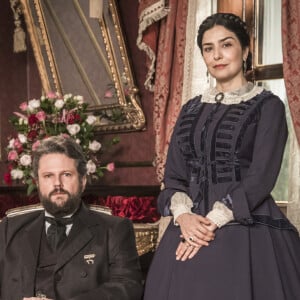 Na novela 'Nos Tempos do Imperador', Dom Pedro II (Selton Mello) é casado com Teresa Cristina (Letícia Sabatella), mas só conheceu a mulher após selarem a união