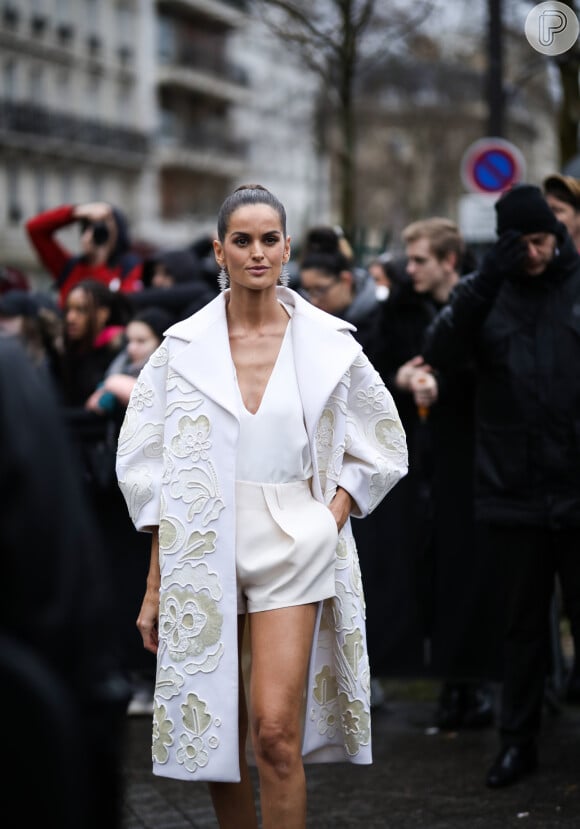 A modelo Izabel Goulart apostou no short mini com casaco mais longo e cores neutras