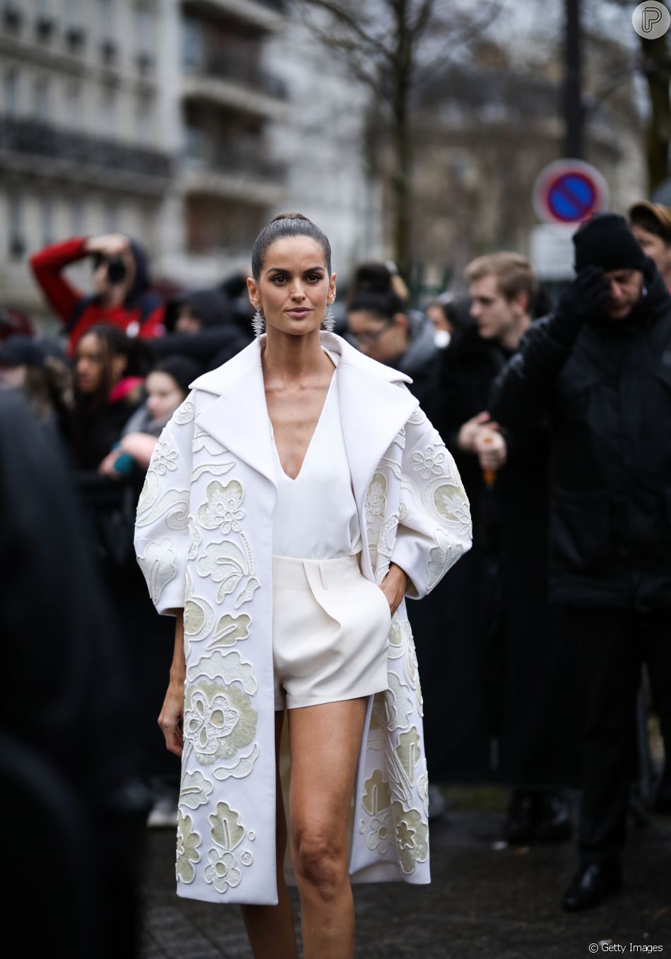 A modelo Izabel Goulart apostou no short mini com casaco mais longo e cores neutras