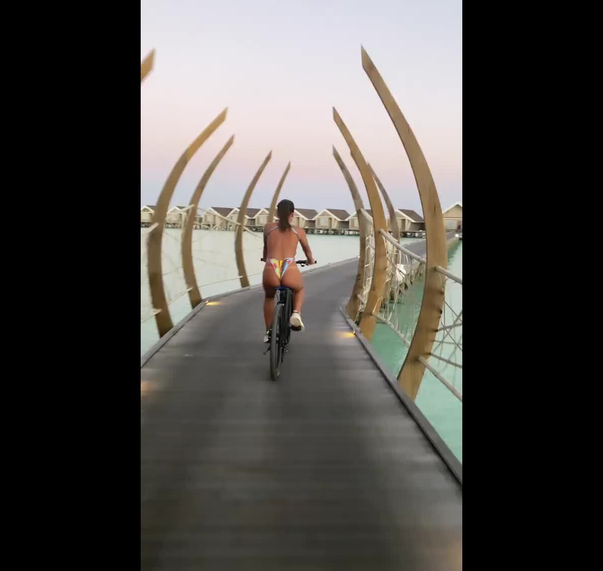 Vídeo: Anitta é filmada andando de bicicleta em resort de luxo nas Maldivas  - Purepeople