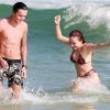 Larissa Manoela foi vista com namorada, Leo Cidade, em praia do RJ
