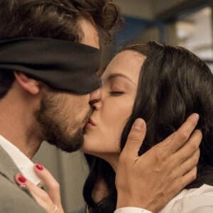 Novela 'Salve-se Quem Puder', noiva de Rafael (Bruno Ferrari), Kyra (Vitória Strada) é perseguida por Renatinha (Juliana Alves)