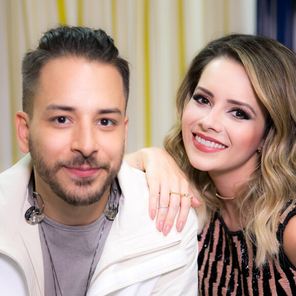 Junior Lima foi tietado na web pela irmã, Sandy, ao mostrar a cerimônia em que renovou seu casamento