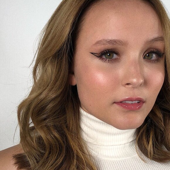 Larissa Manoela exibe delineado vazado em foto do novo cabelo