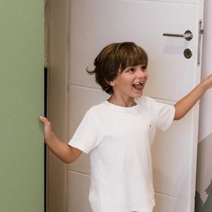 Filho mais velho de Felipe Simas ficou radiante ao conhecer o seu quarto