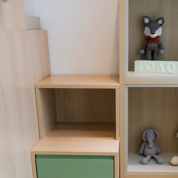 Quarto do filho mais velho de Felipe Simas possui uma paleta de tons neutros, destacando especialmente o verde