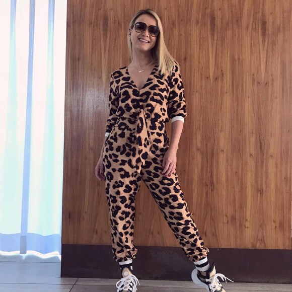 Eliana usou macacão animal print e sneakers Louis Vuitton, de R$ 4.800,00