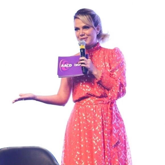 Eliana, apresentadora do SBT, alia conforto a estilo em seus looks