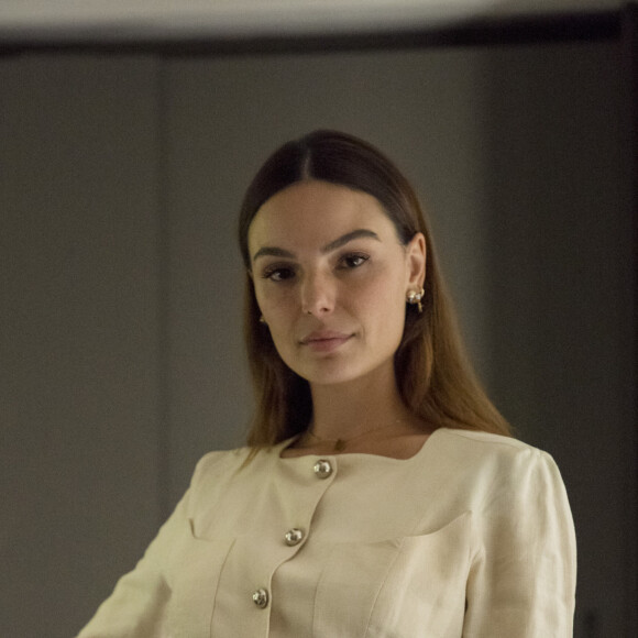 Isis Valverde se filmou na quarentena e internautas criticaram a presença de uma empregada