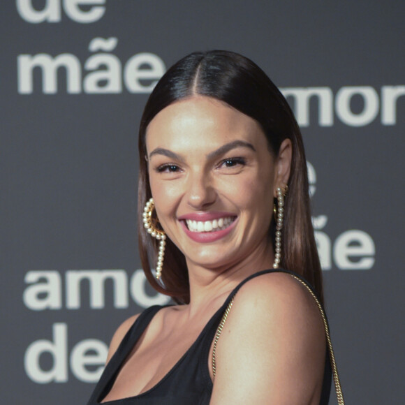 Isis Valverde decidiu explicar a presença da funcionária após ver críticas nas redes sociais