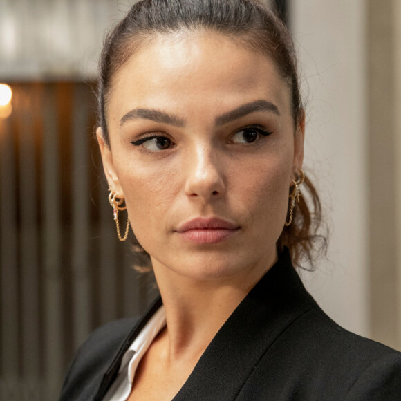 Isis Valverde explica funcionária em sua casa durante quarentena por coronavírus. Veja vídeo postado pela atriz nesta terça-feira, dia 17 de março de 2020