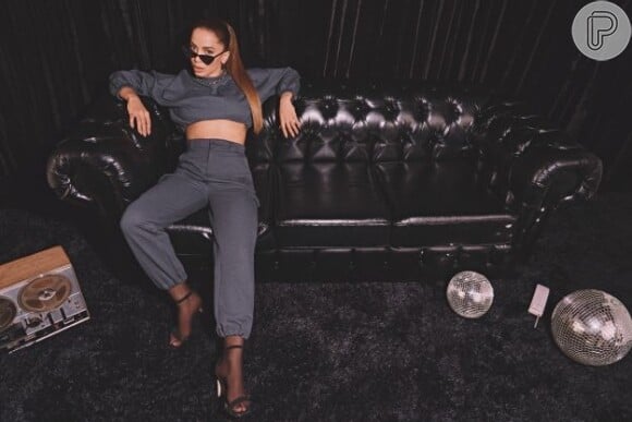 Anitta elege calça jogger e top oversized em fotos para ensaio da moda