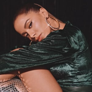 Anitta aposta em look de veludo monocromático e cintura marcada em fotos para ensaio da moda