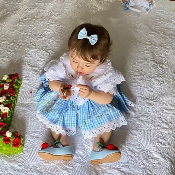 Thaeme Mariôto encantou os fãs ao mostrar novas fotos da filha, Liz, de 11 meses: 'Princesa lindona'