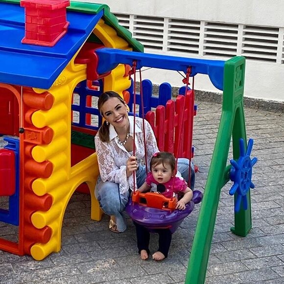 Thaeme Mariôto mostra a rotina da filha, Liz, de 11 meses, com frequência em suas redes sociais