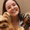 Larissa Manoela faz treino com ajudar de cachorro