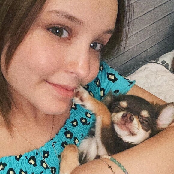 Larissa Manoela recebe a ajuda de cachorro para treino