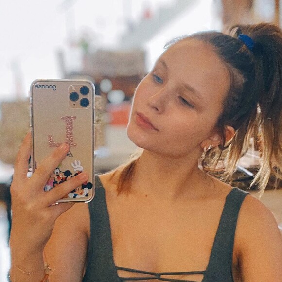 Larissa Manoela aposta em blusa com decote para treino