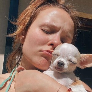 Larissa Manoela fez uma série de fotos com seus nove cachorros em dia de sol no Rio de Janeiro