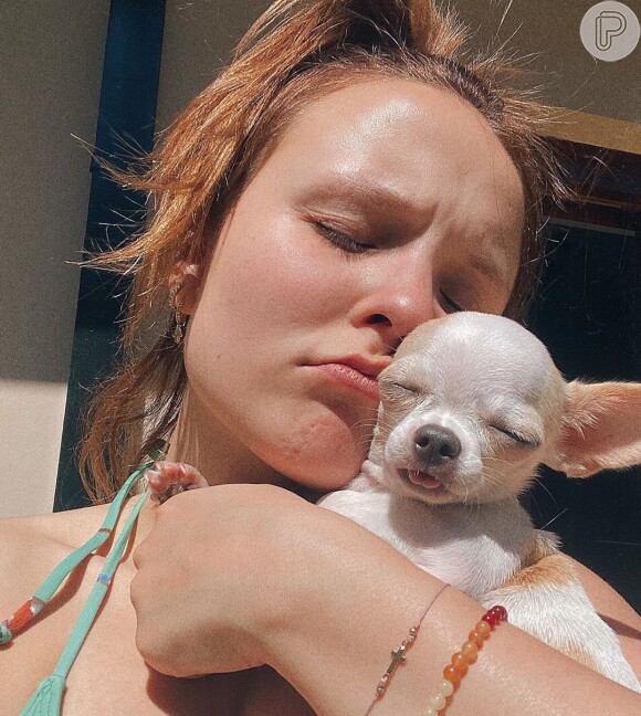 Larissa Manoela fez uma série de fotos com seus nove cachorros em dia de sol no Rio de Janeiro