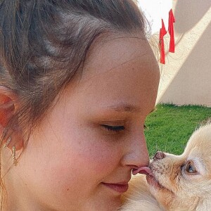 Larissa Manoela posa com seus nove cachorros em dia de sol: 'Tarde dedicadas a ele e a uma vitamina D'