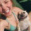Larissa Manoela posa com seus nove cachorros em dia de sol: 'Tarde dedicadas a ele e a uma vitamina D'