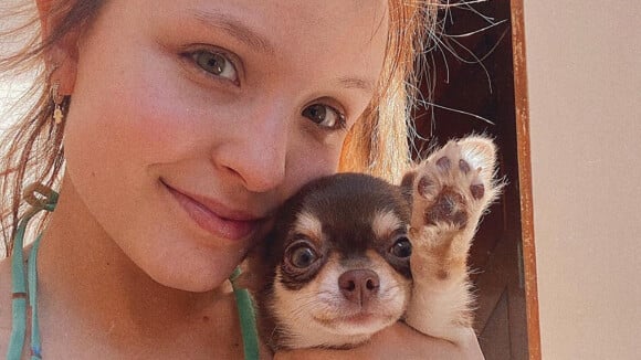 Cabelo de Larissa Manoela gera dúvida na atriz em fotos com pets. Entenda!