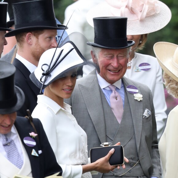 Filho da Rainha da Inglaterra, Príncipe Charles recebeu o apoio da mãe e dos herdeiros