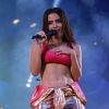 Anitta, com shows cancelados, não abre mão de uma rotina de treinos em casa