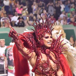 Viviane Araujo arrasou no carnaval com fantasia all red