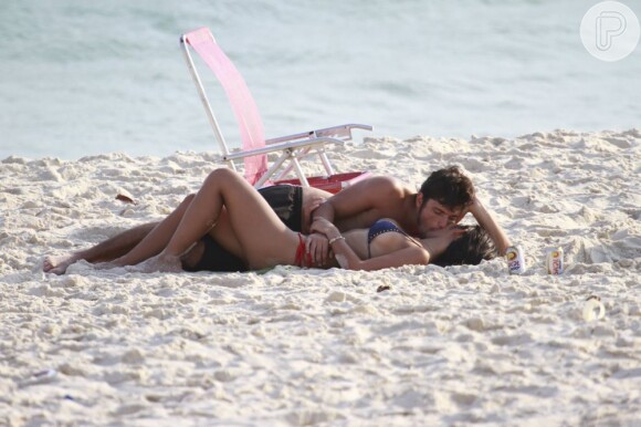Bruno e Yanna trocaram beijos apaixonados em uma praia do Rio