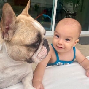 Filho de Camilla Camargo, Joaquim roubou a cena em foto com cachorro da atriz