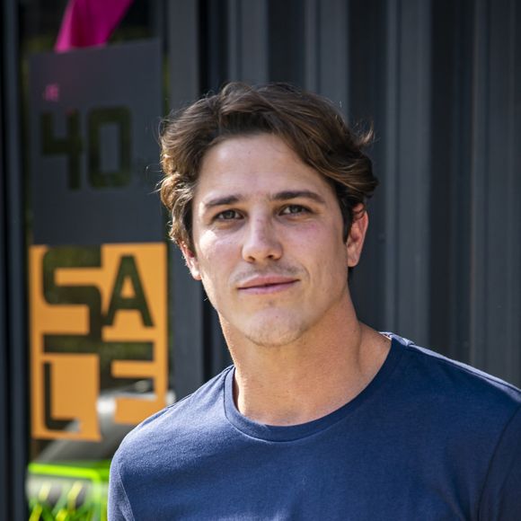 Novela 'Malhação - Toda Forma de Amar': Rui (Romulo), sequestrador de Rita (Alanis Guillen), não convence Marco Rodrigo (Julio Machado) da 'morte' da garota