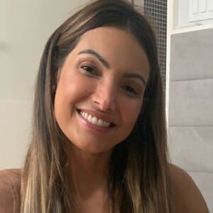 Patricia Poeta, sem make em foto, contou que tem ficado mais tempo em casa com seu pet e o filho, Felipe