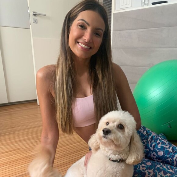 Patricia Poeta, sem make em foto, contou que tem ficado mais tempo em casa com seu pet e o filho, Felipe