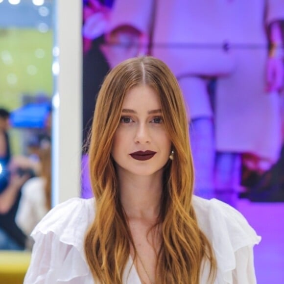 Marina Ruy Barbosa está de férias da TV e assistindo reprise de 'Totalmente Demais', na Globo