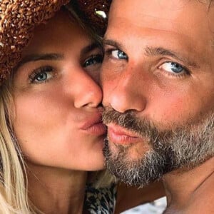 Grávida, Giovanna Ewbank é filmada por Gagliasso com barriga à mostra em look básico em vídeo nesta sexta-feira, dia 03 de abril de 2020