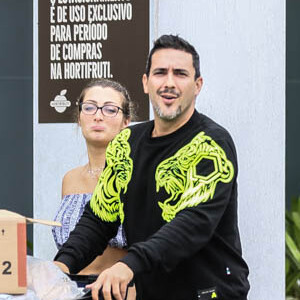 André Marques e a namorada, Sofia Starling, estão morando juntos um ano após engatarem o namoro