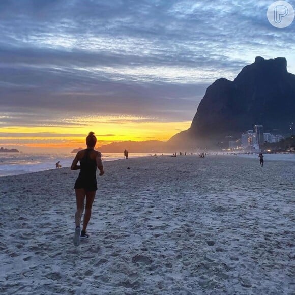 Grazi Massafera pratica exercícios físicos e mora em frente à praia de São Conrado, zona sul do Rio de Janeiro