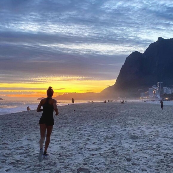 Grazi Massafera pratica exercícios físicos e mora em frente à praia de São Conrado, zona sul do Rio de Janeiro