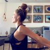 Grazi Massafera pratica ioga em seu apartamento durante quarentena por coronavírus