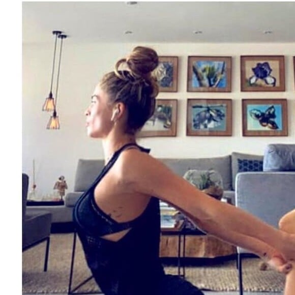 Grazi Massafera pratica ioga em seu apartamento durante quarentena por coronavírus