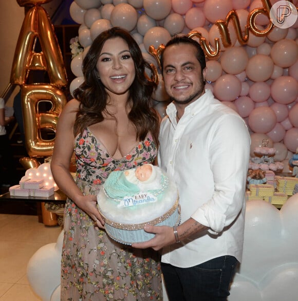 Thammy Miranda e Andressa Ferreira compraram bolo para o filho, Bento comemorar 3 meses