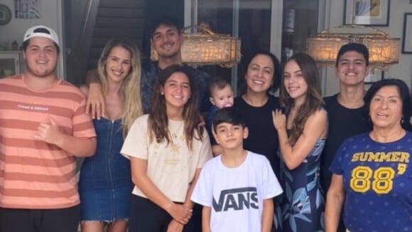 Yasmin Brunet se reúne à família de Gabriel Medina em aniversário do cunhado