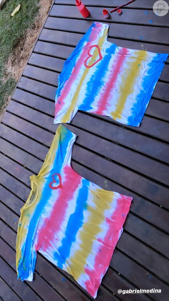 Yasmin Brunet e Gabriel Medina fizeram artesanato e costumizaram blusas para tendência tie dye