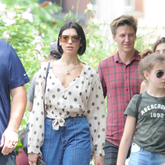 Dua Lipa elege estampa poá e jeans para passeio casual