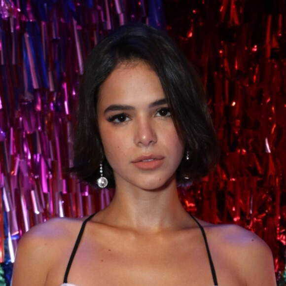 Bruna Marquezine combina top cropped de bolinhas e mom jeans para evento com famosas
